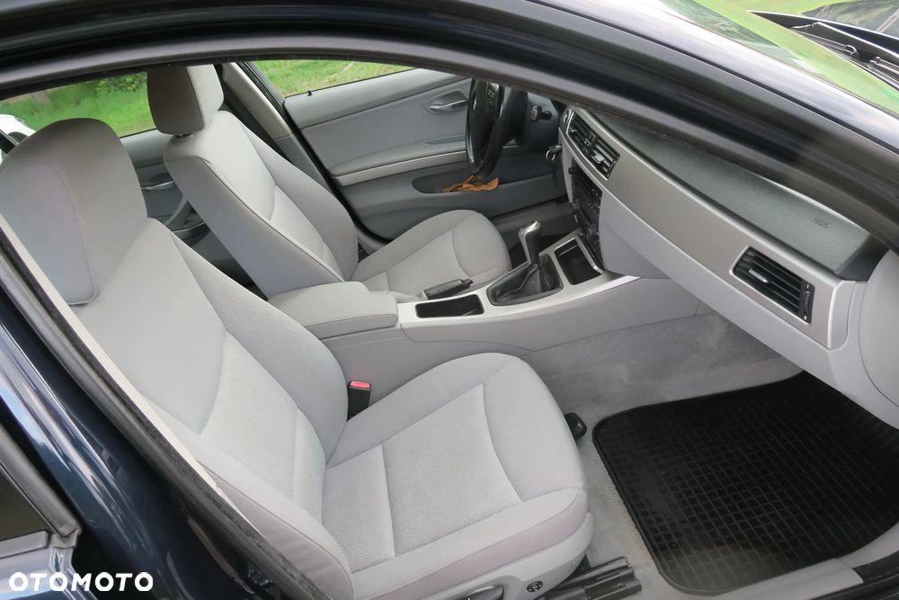 BMW Seria 3 320i Touring - 9
