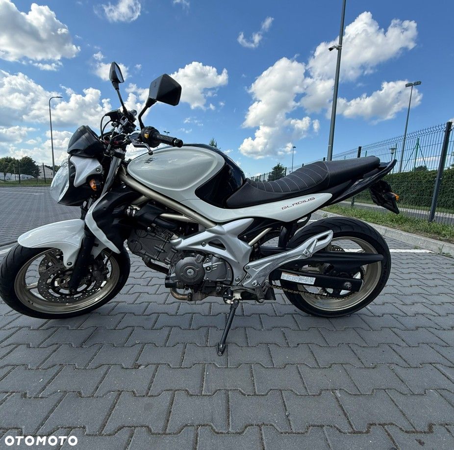 Suzuki Gladius - 2