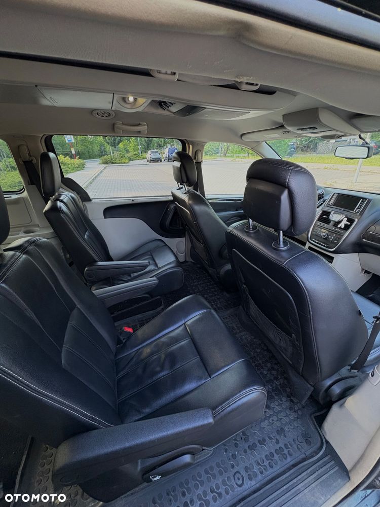 Chrysler Town & Country - 14