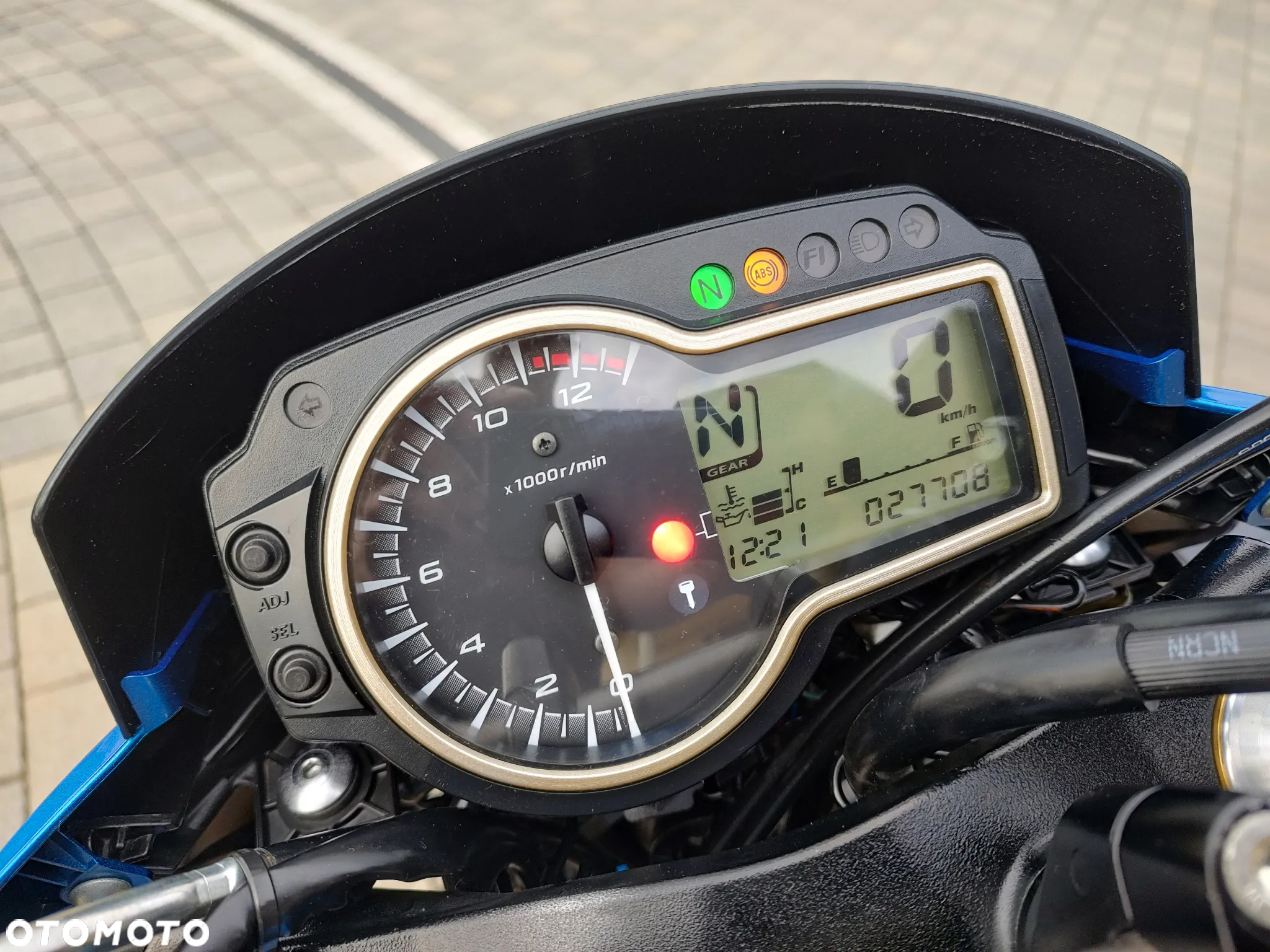 Suzuki GSR - 13