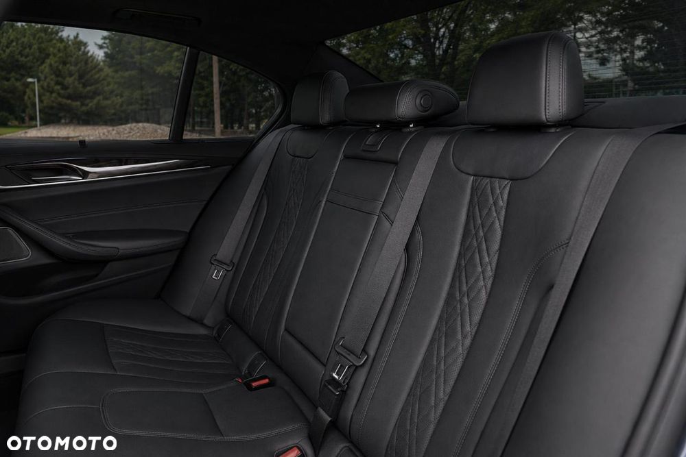 BMW Seria 5 M550i xDrive sport - 11