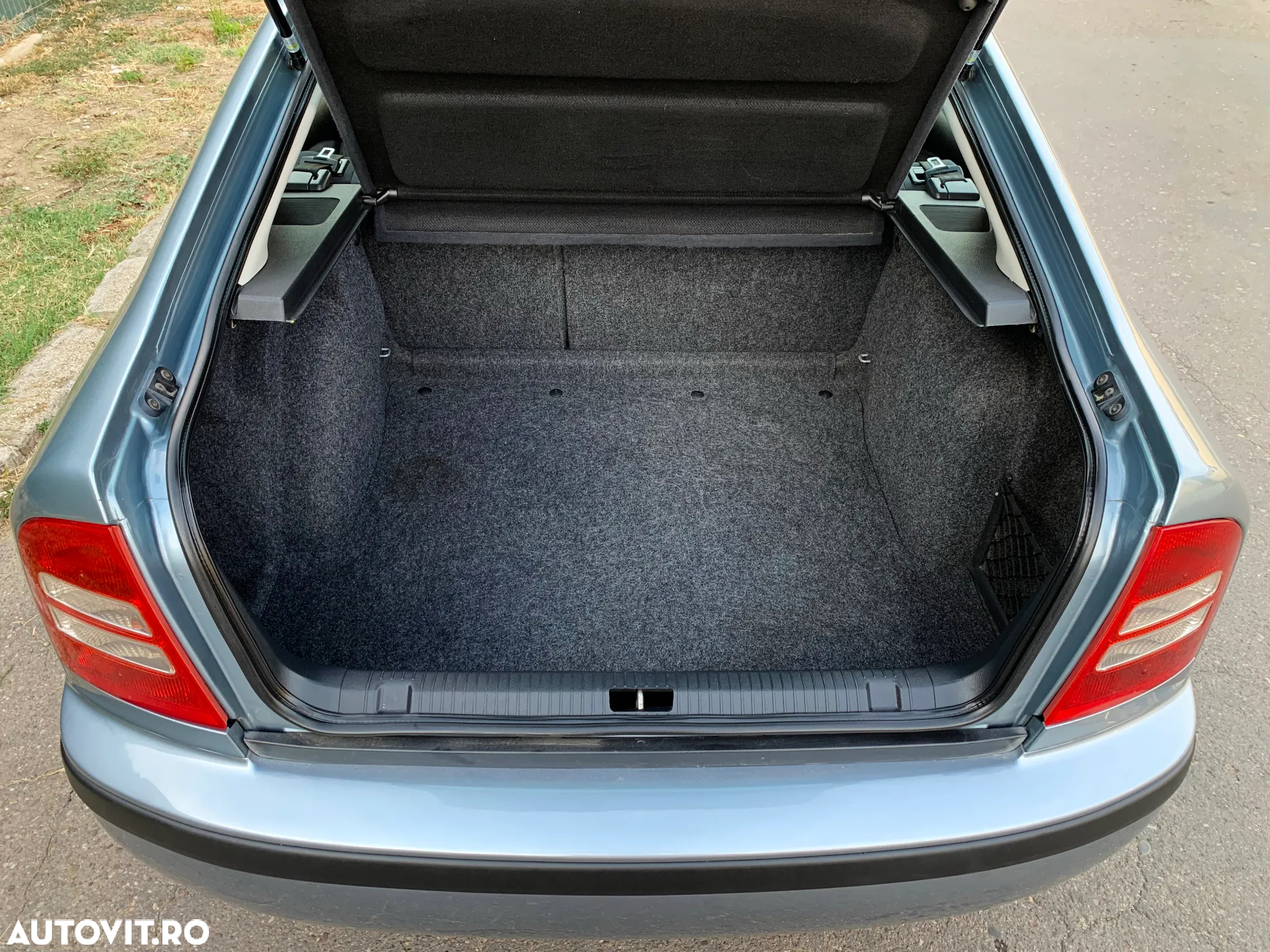 Skoda Octavia 1.6 Ambiente - 8