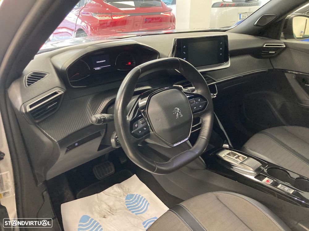 Peugeot 2008 1.2 PureTech Allure EAT8 - 4