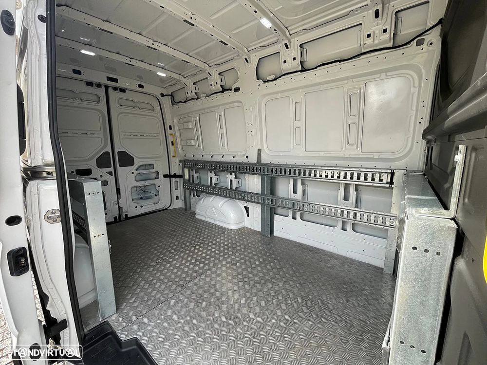 VW Crafter 2.0 TDI L3H3 IVA Dedutível - 18