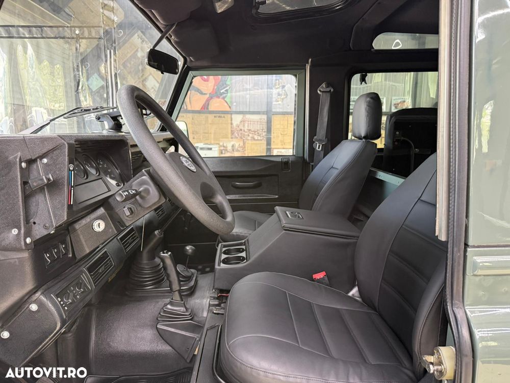 Land Rover Defender - 12
