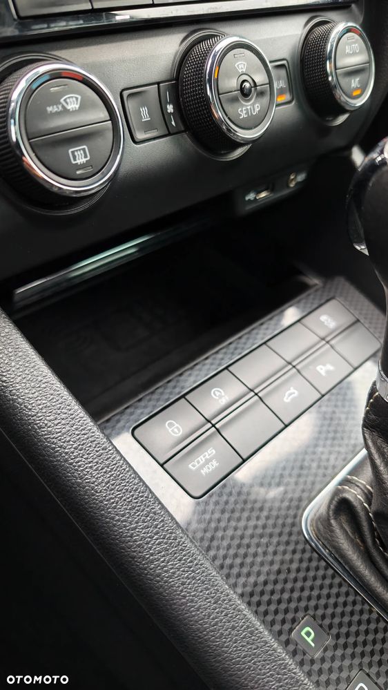 Skoda Octavia 2.0 TDI DSG RS - 24