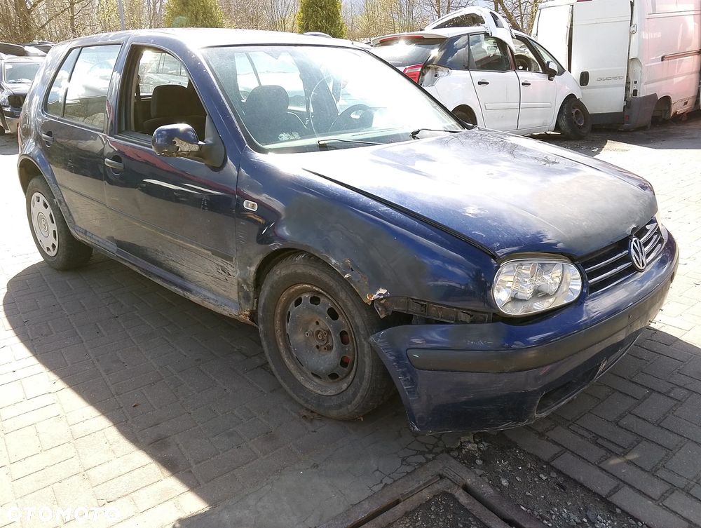 Volkswagen Golf IV (97-06r.) 1.6B 104KM. Silnik ATN,  AUS,  AZD,  BCB Skrzynia ERT,  DLP,  DNZ,  DRZ,  CZB,  DUS,  DUU,  DUV  lakier LB5N.Cały na części. GWARANCJA !!! Przód Tył Zestaw Komplet Drzwi Klapa Zderzak Błotnik Maska Grill Atrapa Szyba Pas Lampa Lusterko Boczki Fotel Kanapa Kokpit Deska Rozdzielcza Przełącznik Włącznik Sterownik Przewody Wiązka Instalacja Moduł Komputer Czujnik Listwa Pompa Alternator Wtryski Głowica Rozrusznik Kompresor Sprzęgło Dwumas Silnik Skrzynia ABS Klimatyzacji Paliwa Wspomagania Kolektor Turbina Przepustnica Zawór Chłodnica Koło Hak Belka Sanki Zawieszenie Mcpherson Półoś Amortyzator Wydech Tłumik Zacisk Most - 3