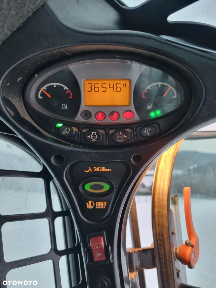 Bobcat T770 Ładowarka Gąsienicowa Udzwig 2,5 tony. Amerykańska potężna Ładowarka 2021rok  654mth z Norwegii! KLIMA! Potężna Moc silnik Turbodoładowany bobcat 100km! Widły łyżka. Linie Hydrauliczne dodatkowe. Aktualna DEKRA 2026r. Podzespoły gąsienice zero zużycia! Cała maszyna sterowana z dżojstika! - 25