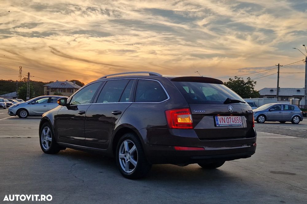 Skoda Octavia Combi 2.0 TDI DSG Premium Edition - 4