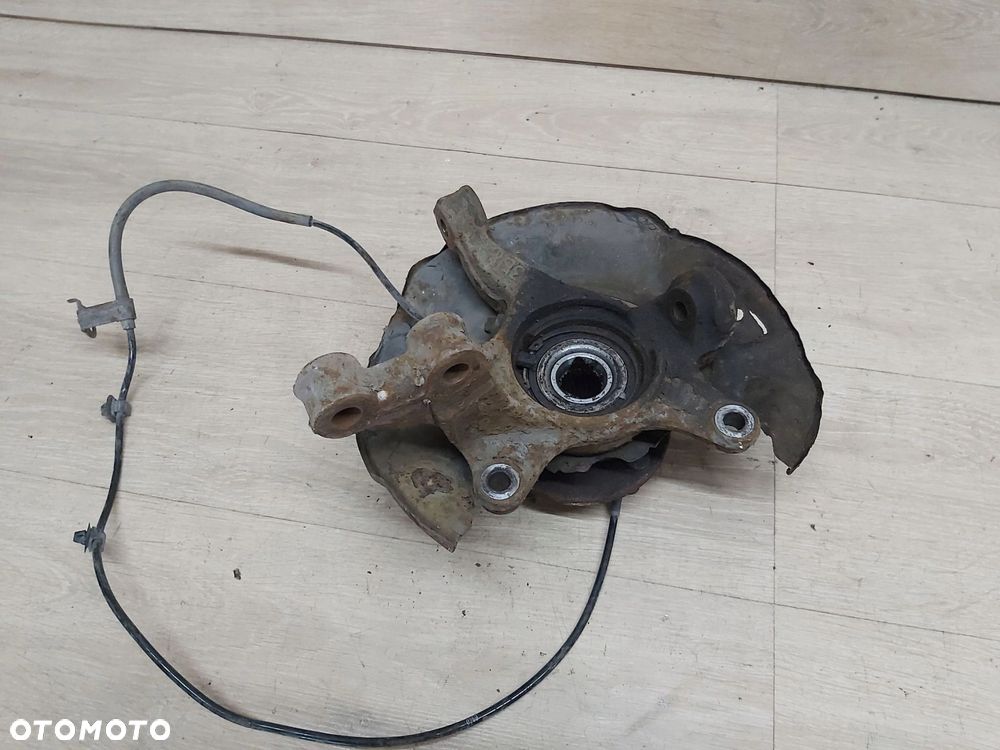 Toyota Yaris II 06-11r zwrotnica piasta prawy przód 1,0 1,3 1,4 - 3