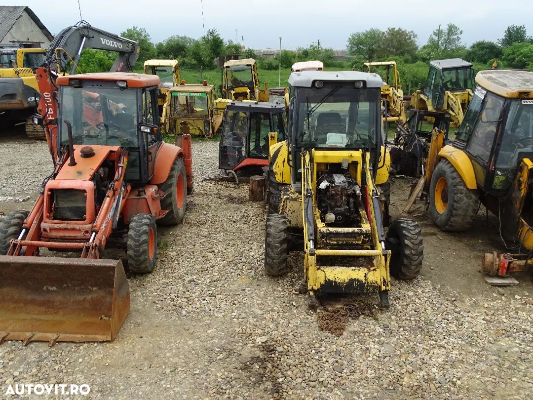 Dezmembrez buldoexcavator New holland B110 - 1