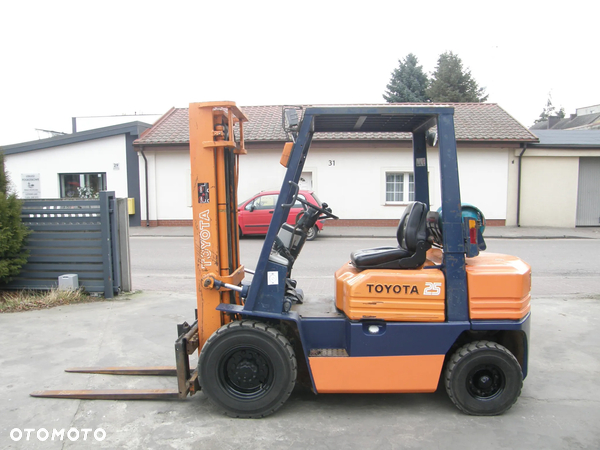 Toyota 5FG25 przesuw 4 sekcje sprowadzony