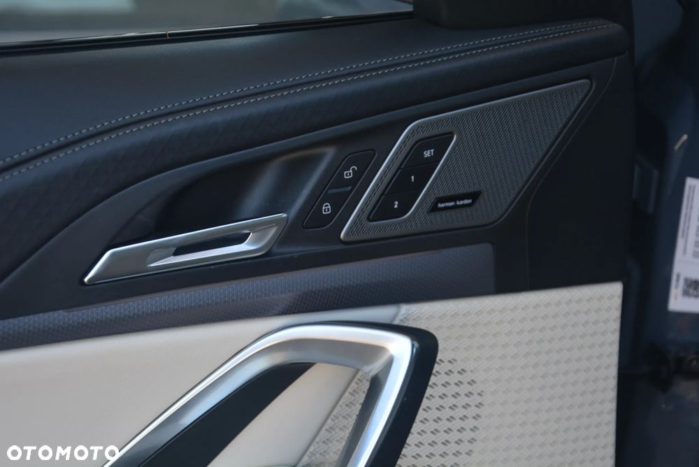 BMW iX2 eDrive20 66.5kWh M Sport - 13