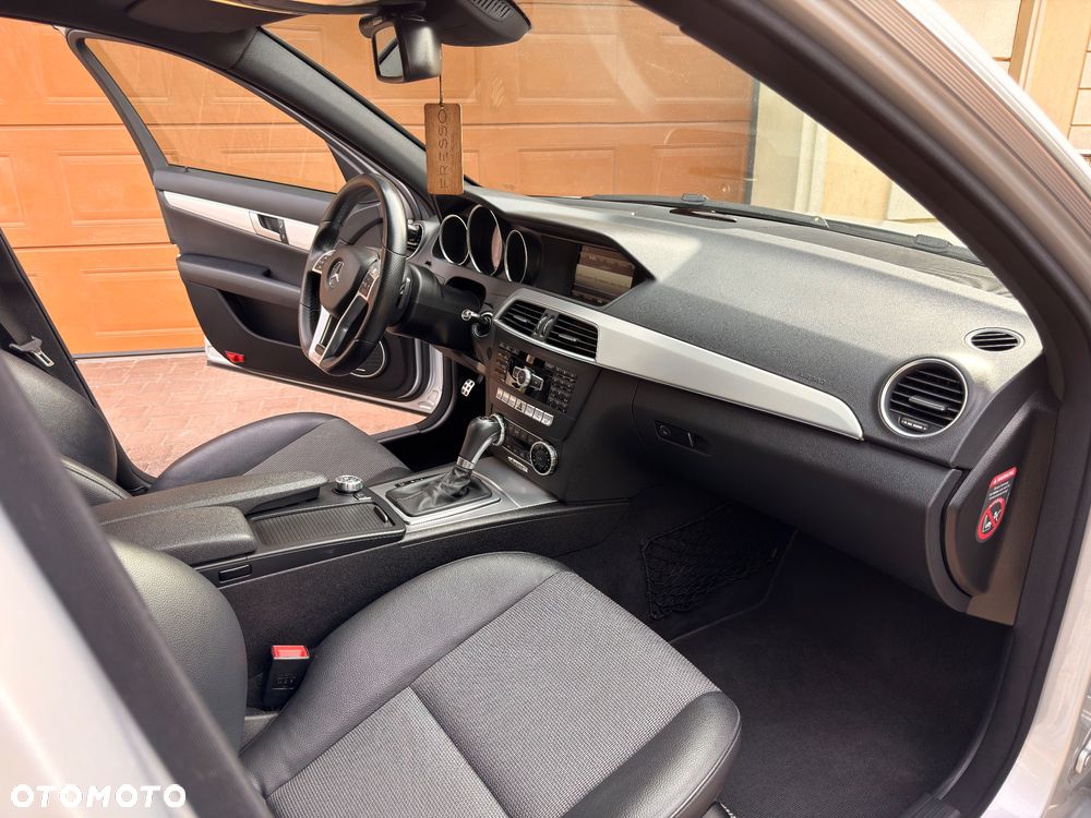 Mercedes-Benz Klasa C 250 CDI 4Matic 7G-TRONIC Avantgarde Edition - 24