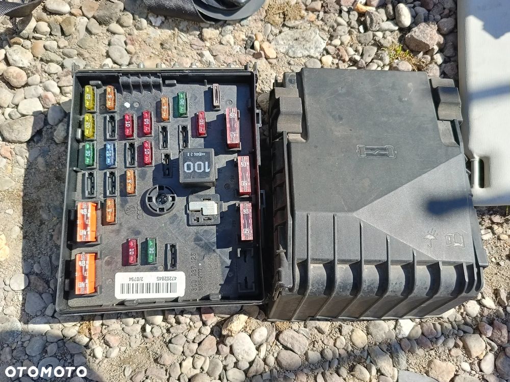 VW PASSAT B6 1.9 TDI TOURAN GOLF V SKRZYNKA BEZPIECZNIKÓW PRZEKAŻNIKI - 1