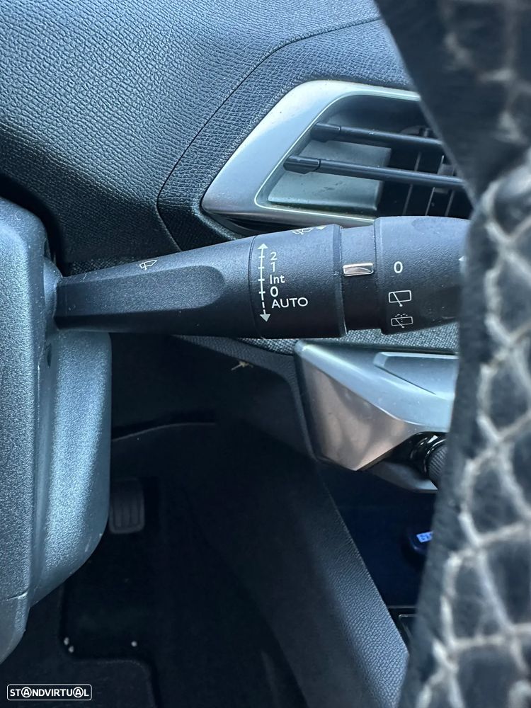 Peugeot 3008 PureTech 130 Stop & Start GPF Allure — fotografia 13