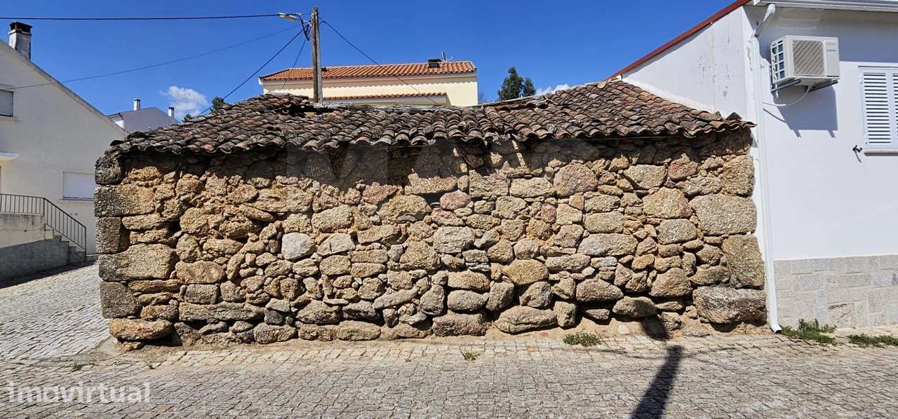 Ruina Propriedade Urbana com Afectação de Arrumos em Peroviseu - Grande imagem: 4/4