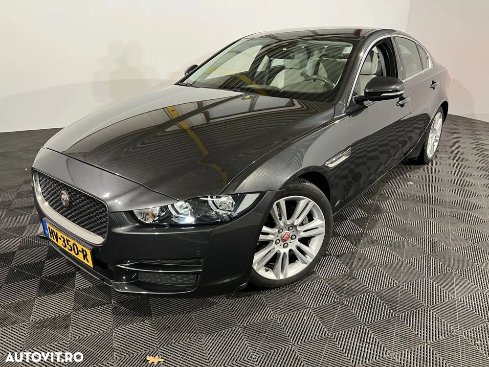 Jaguar XE 2.0 Pure - 2