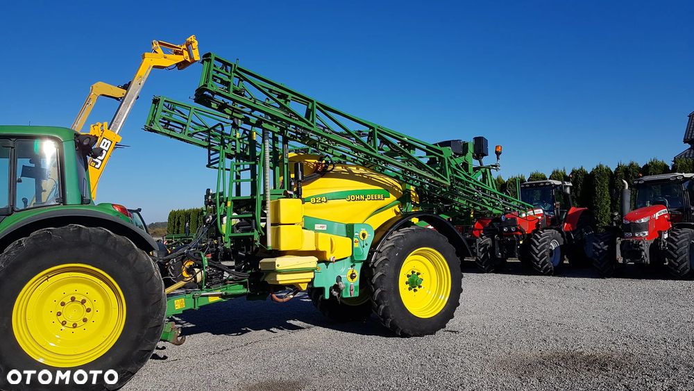 John Deere 824 - 3