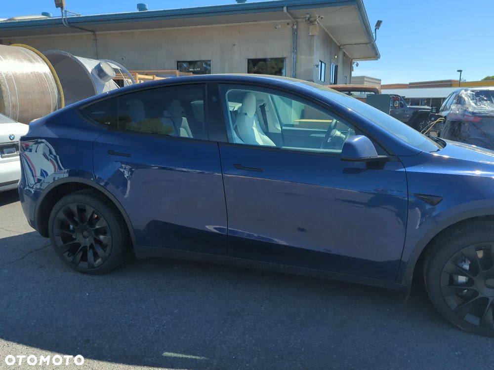 Tesla Model Y - 17