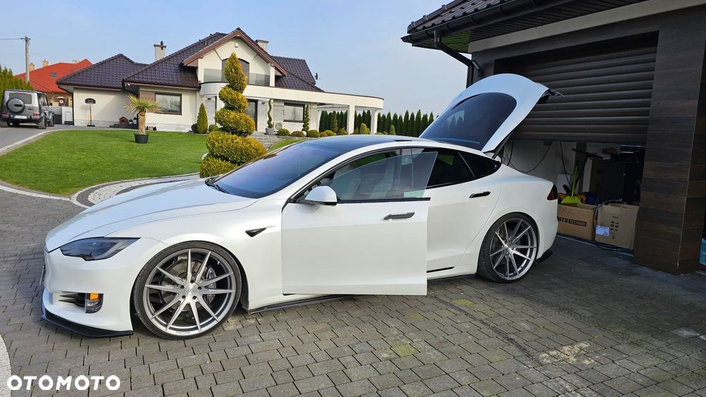 Tesla Model S - 1