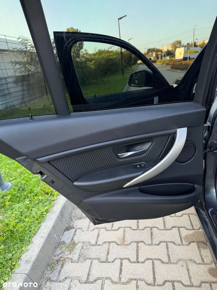 BMW Seria 3 320i xDrive - 12