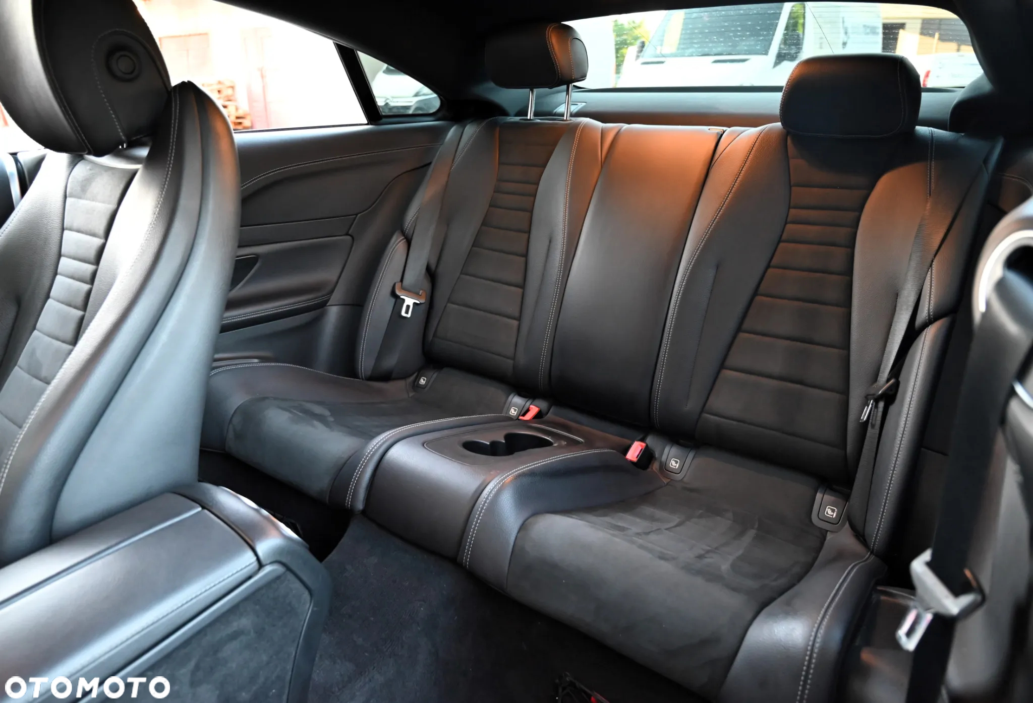 Mercedes-Benz Klasa E 220 d Coupe 4-Matic 9G-TRONIC - 37