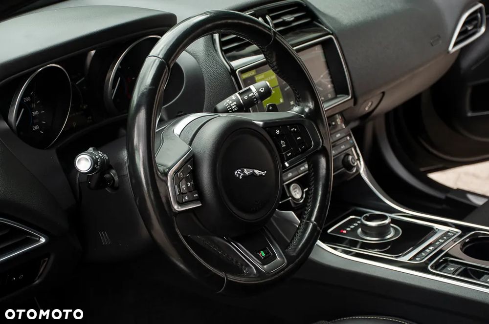 Jaguar XE - 27
