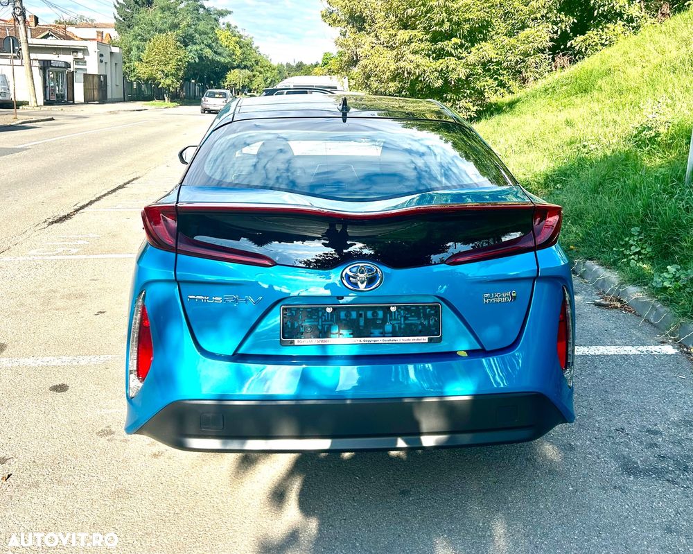 Toyota Prius Plug-in Hybrid Solar - 4
