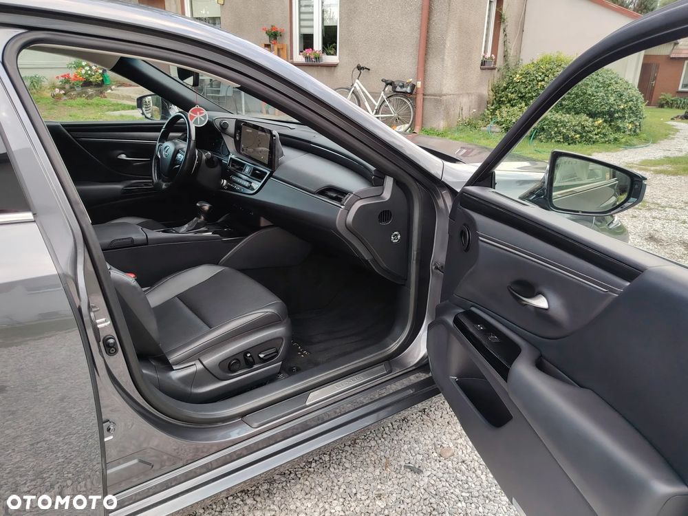 Lexus ES 300h Business Edition - 34