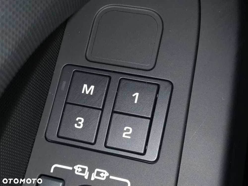 Land Rover Defender 110 D200 X-Dynamic SE - 17