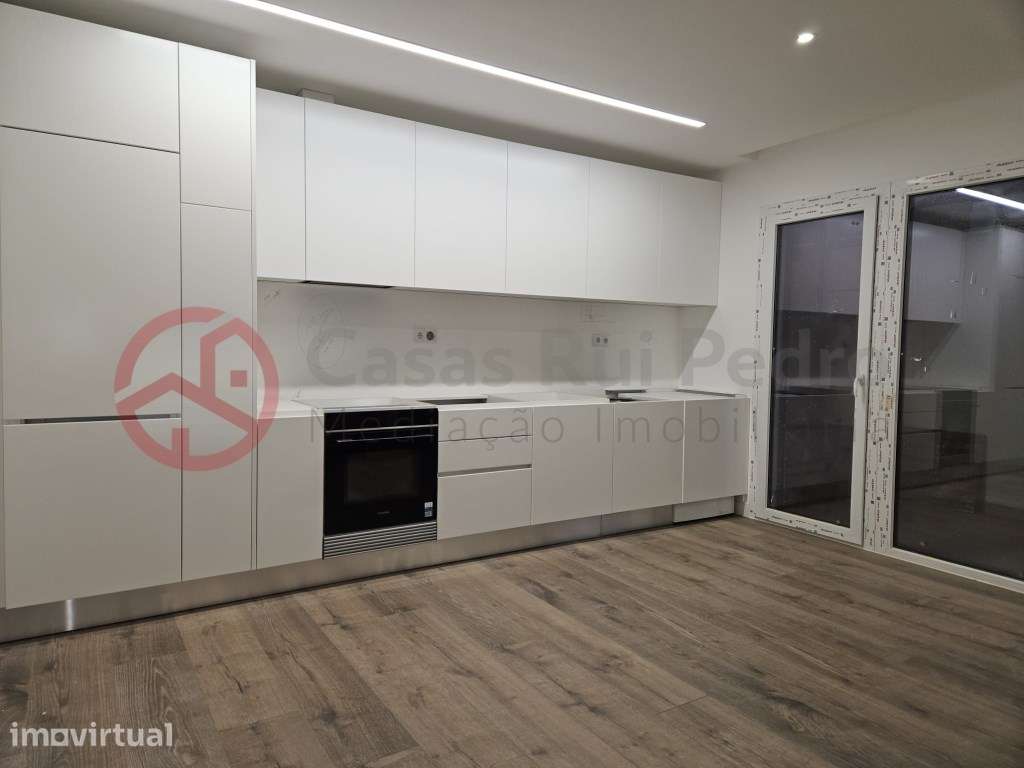 Apartamento T3 + Apartamento T2 com parqueamento, no Feijó - Grande imagem: 3/26