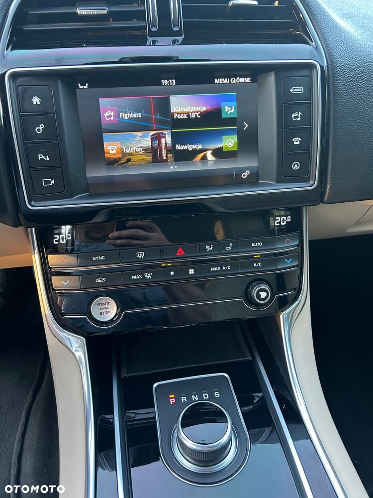 Jaguar XE 25t Prestige - 15