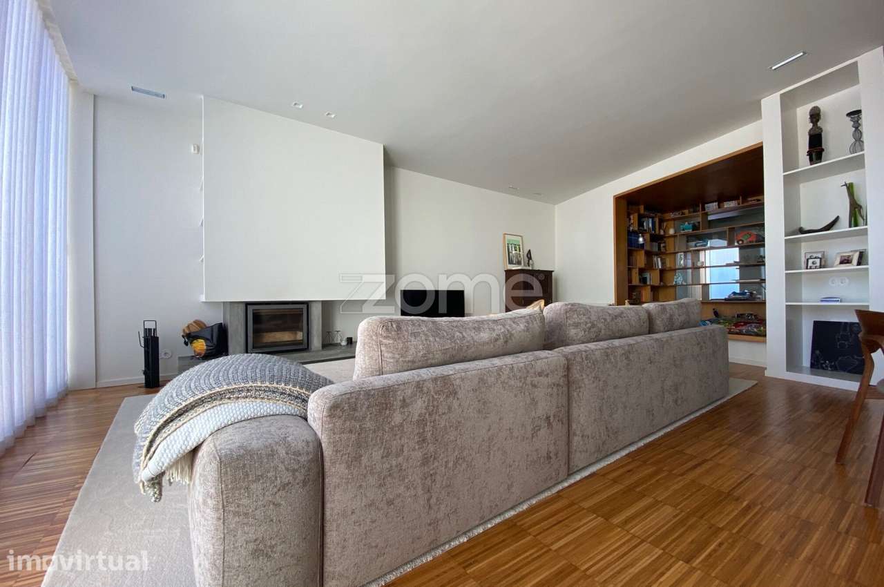 T3 duplex remodelado, com 2 lugares de garagem e arrumos na Foz Velha - Grande imagem: 3/32