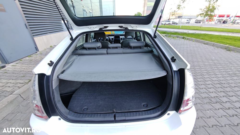 Toyota Prius (Hybrid) Sol - 16