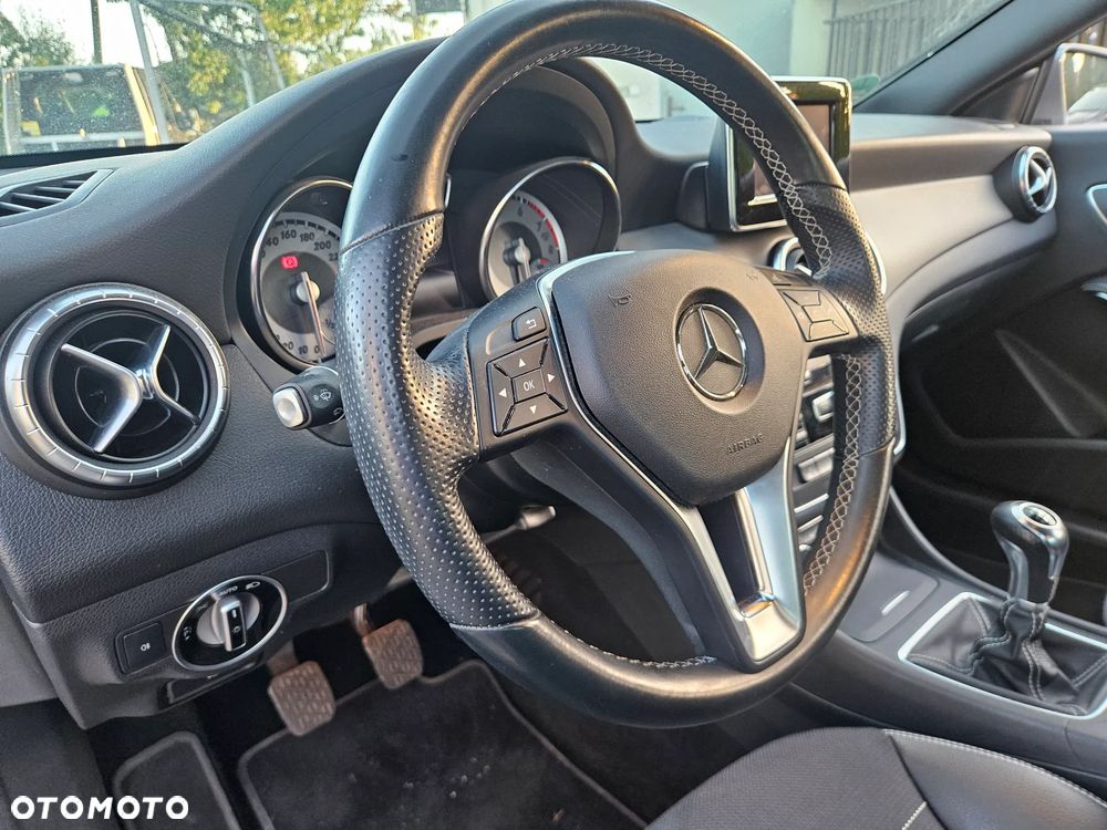 Mercedes-Benz CLA 180 Orange Art Edition - 19