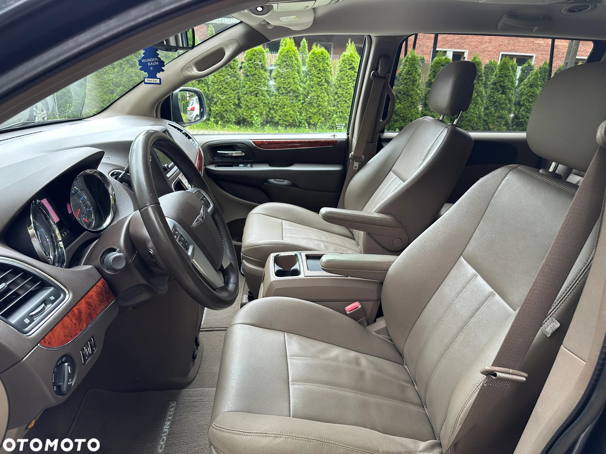 Chrysler Town & Country - 10