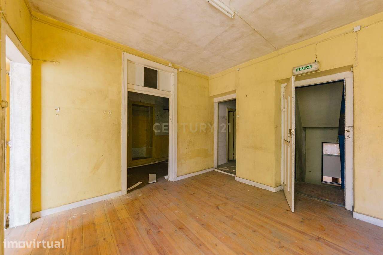 Prédio para Remodelação Total com 5 Apartamentos e 2 Lojas na Mouraria - Grande imagem: 4/34