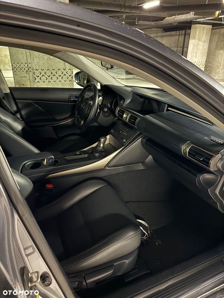 Lexus IS 300h Elite - 16