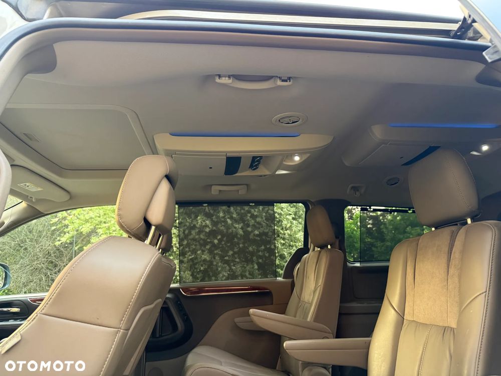 Chrysler Town & Country 3.6 Limited - 13