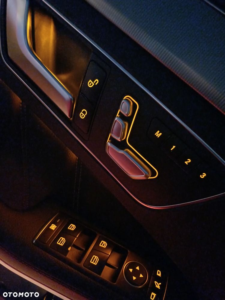 Mercedes-Benz Klasa E 300 T 4Matic 7G-TRONIC Avantgarde - 2
