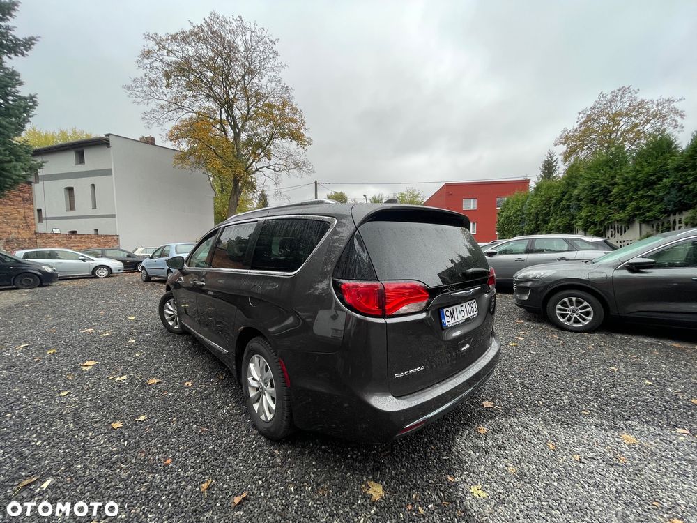 Chrysler Pacifica - 5