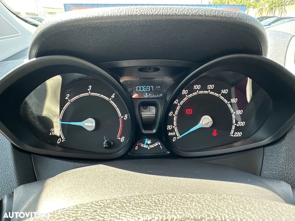 Ford Transit Courier - 11