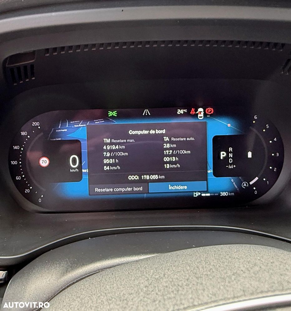 Volvo XC 60 B4 MHEV AT AWD Plus Dark - 11