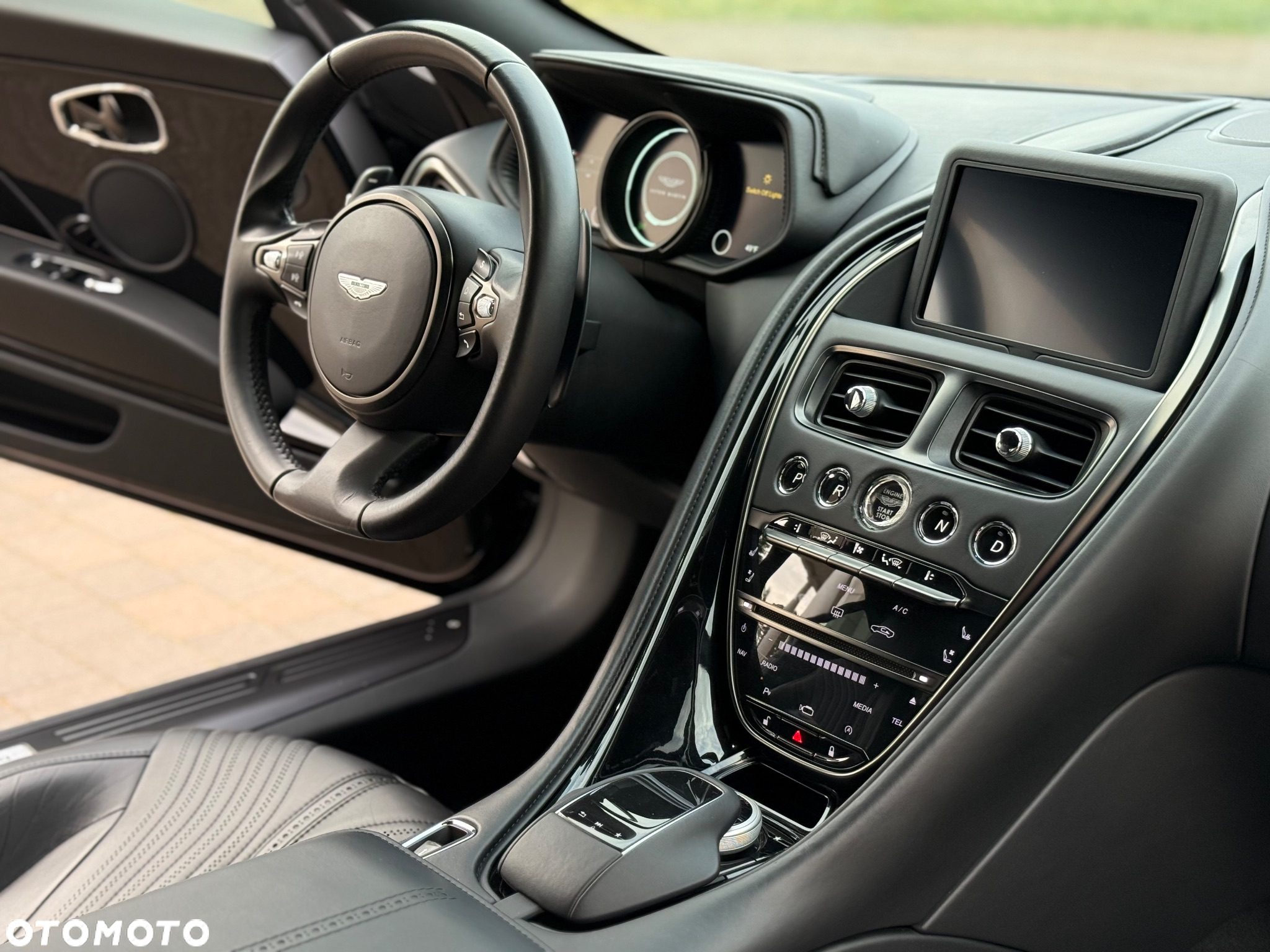 Aston Martin DB11 V12 Coupe - 11