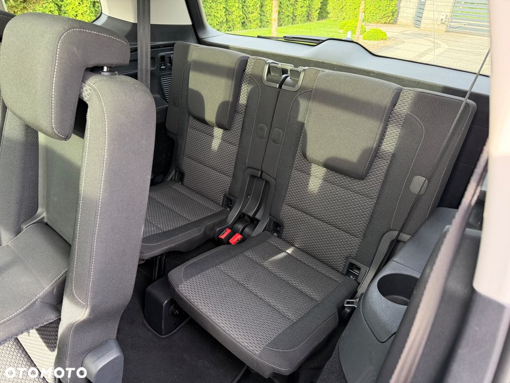 Volkswagen Touran - 34