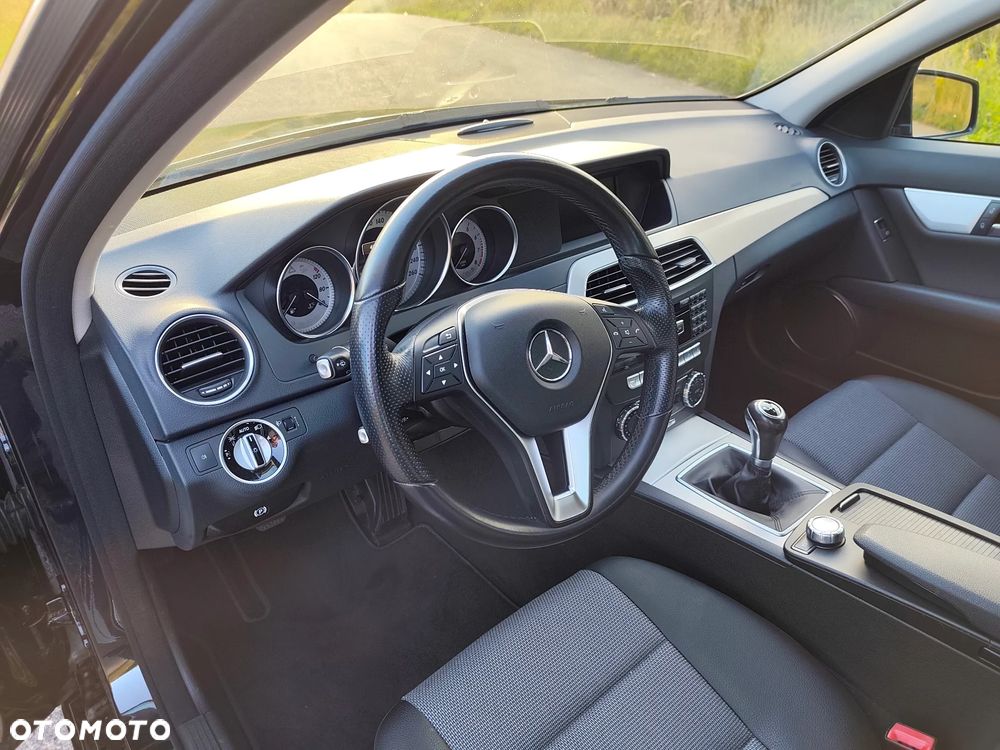 Mercedes-Benz Klasa C 180 CGI BlueEff Avantgarde - 26