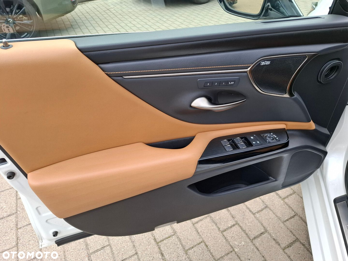 Lexus ES 300h Omotenashi - 12