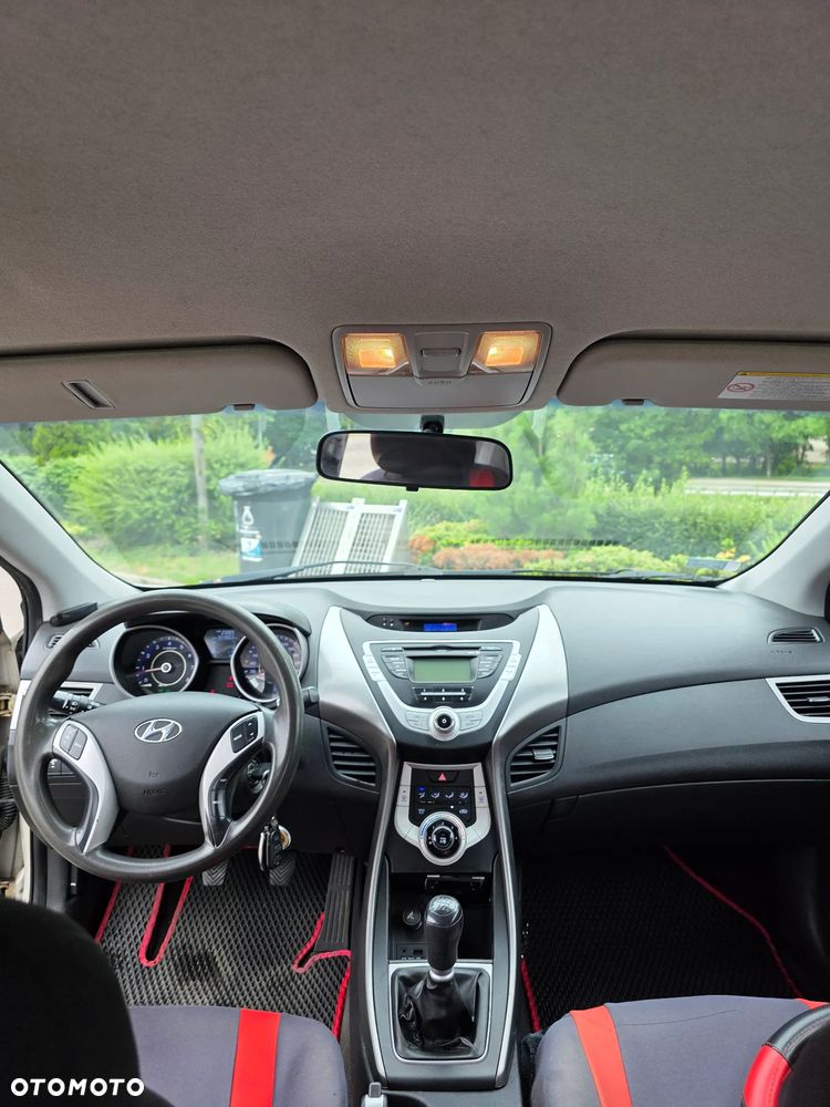 Hyundai Elantra - 11