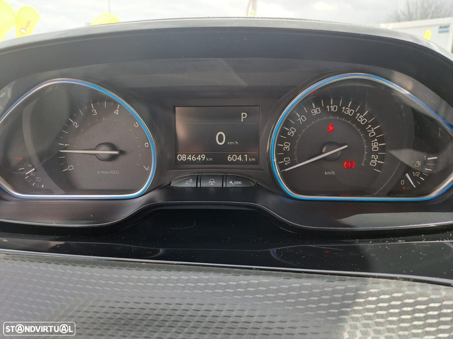 Peugeot 2008 1.2 PureTech Allure EAT6 - 17